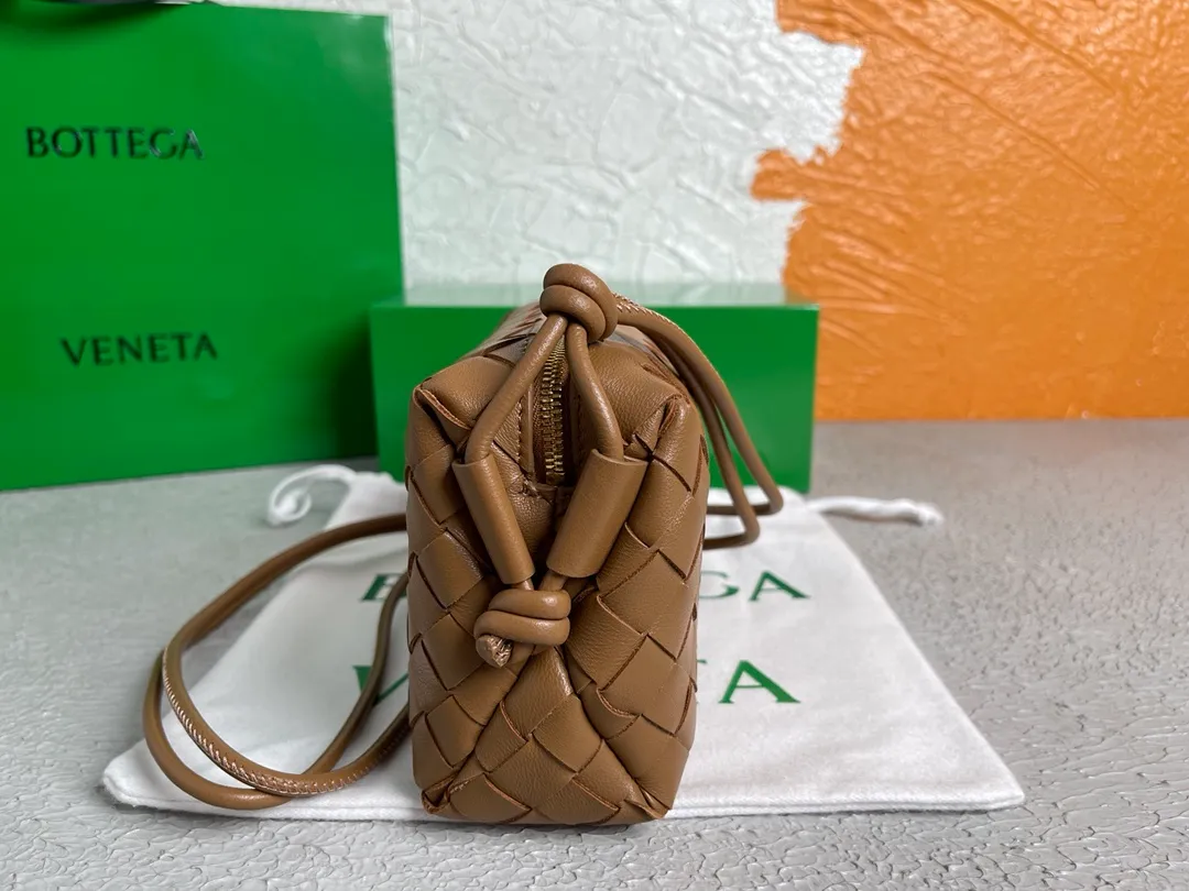 Batch 1160 BOTTEGA VENETA/Bottega 2021 new women's POUCH crossbody bag clutch, lntfecciato woven leather crossbody mini handbag, single internal open pocket, zipper closure, computer embroidered leather shoulder strap can be adjusted in length, model: 9896 Color: caramel Origin: Italy Size: 17*12*8
